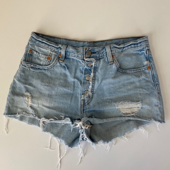 Levi’s unique button front distressed shorts - Picture 6 of 8